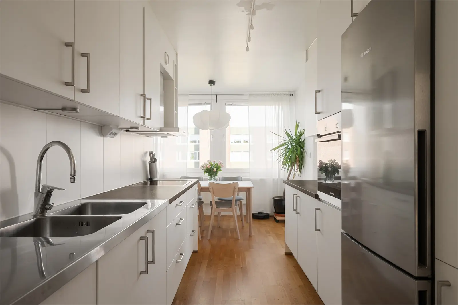 Bild 1 av 21 på Vårbergsvägen 185