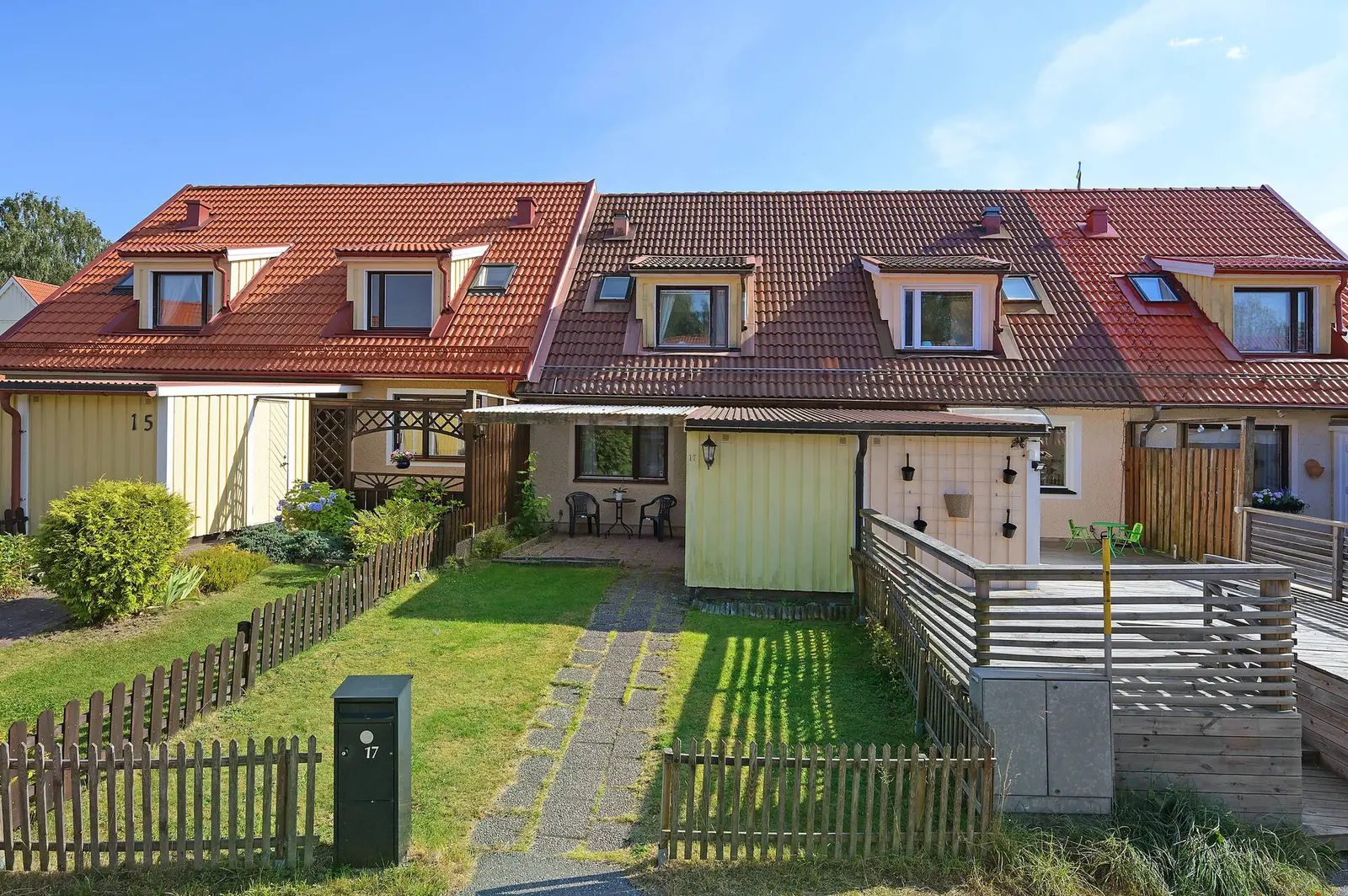 Image 1 of 1 of Rapsodivägen 17