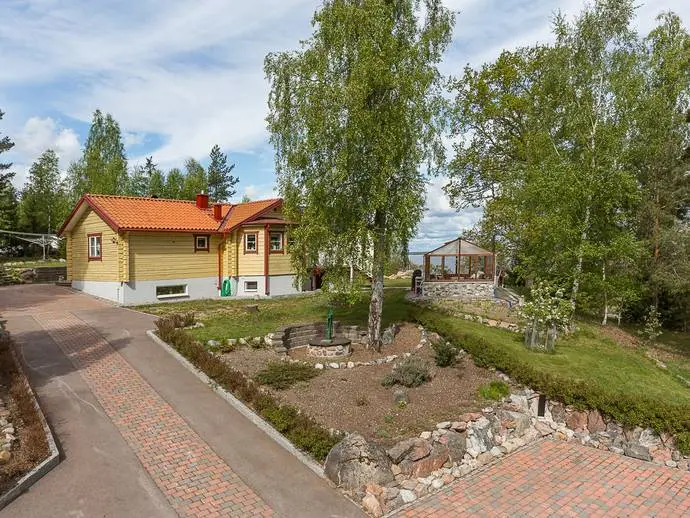 Bild 1 av 20 på Slätviksvägen 81