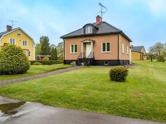 Image 1 of 20 of Villagatan 9