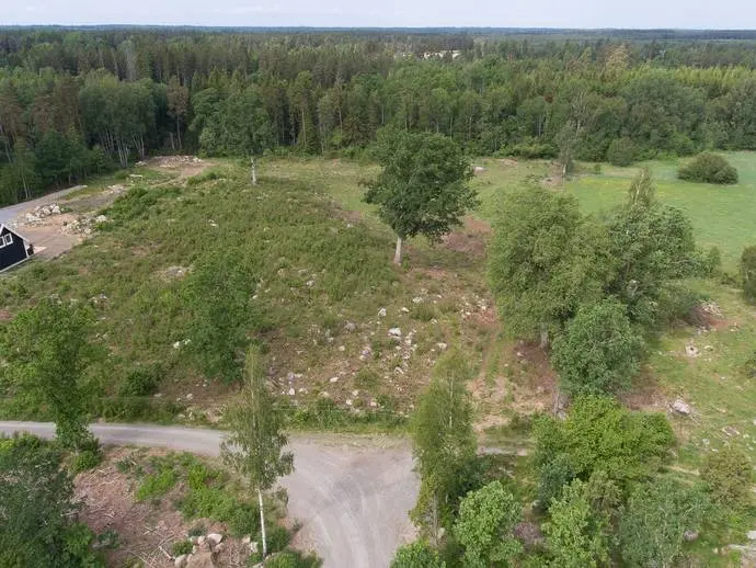 Image 1 of 15 of Stor villatomt i lantlig idyll nära Växjö