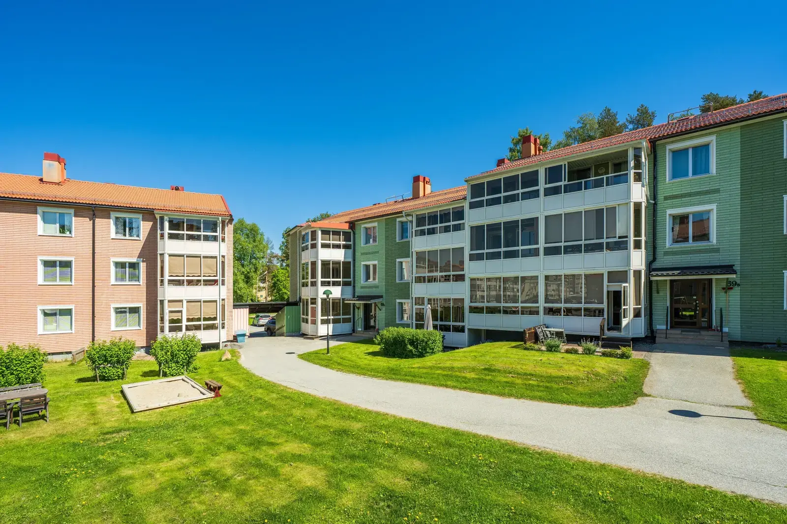 Image 1 of 20 of Villagatan 69A