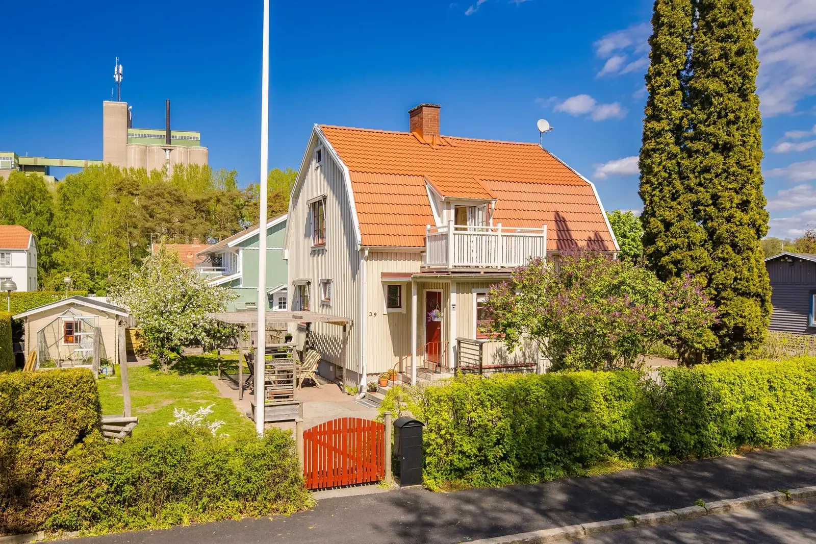 Bild 1 av 20 på Brantabäcksgatan 39