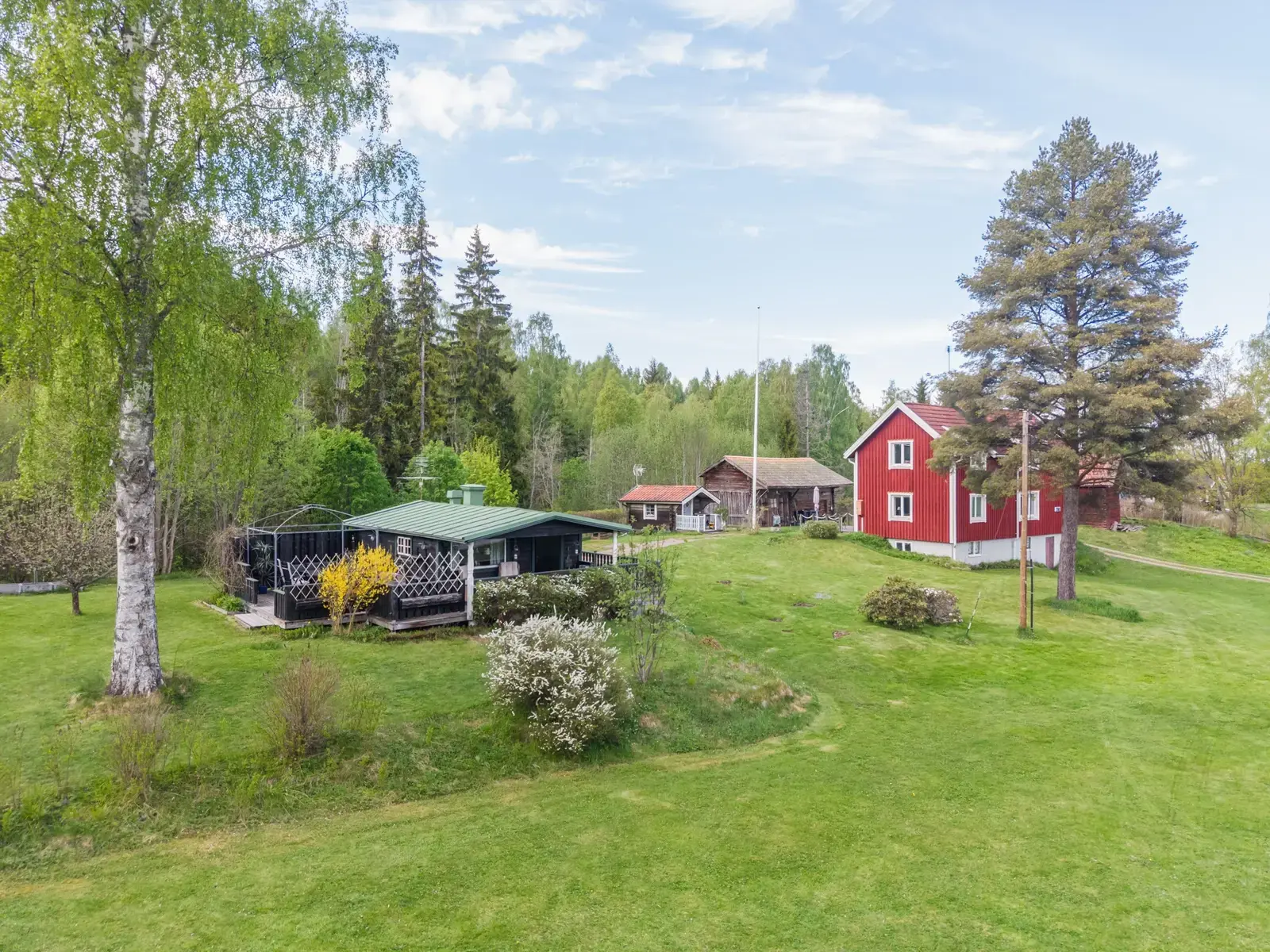Bild 1 av 20 på Sundsnäs Siljansnäsvägen 241