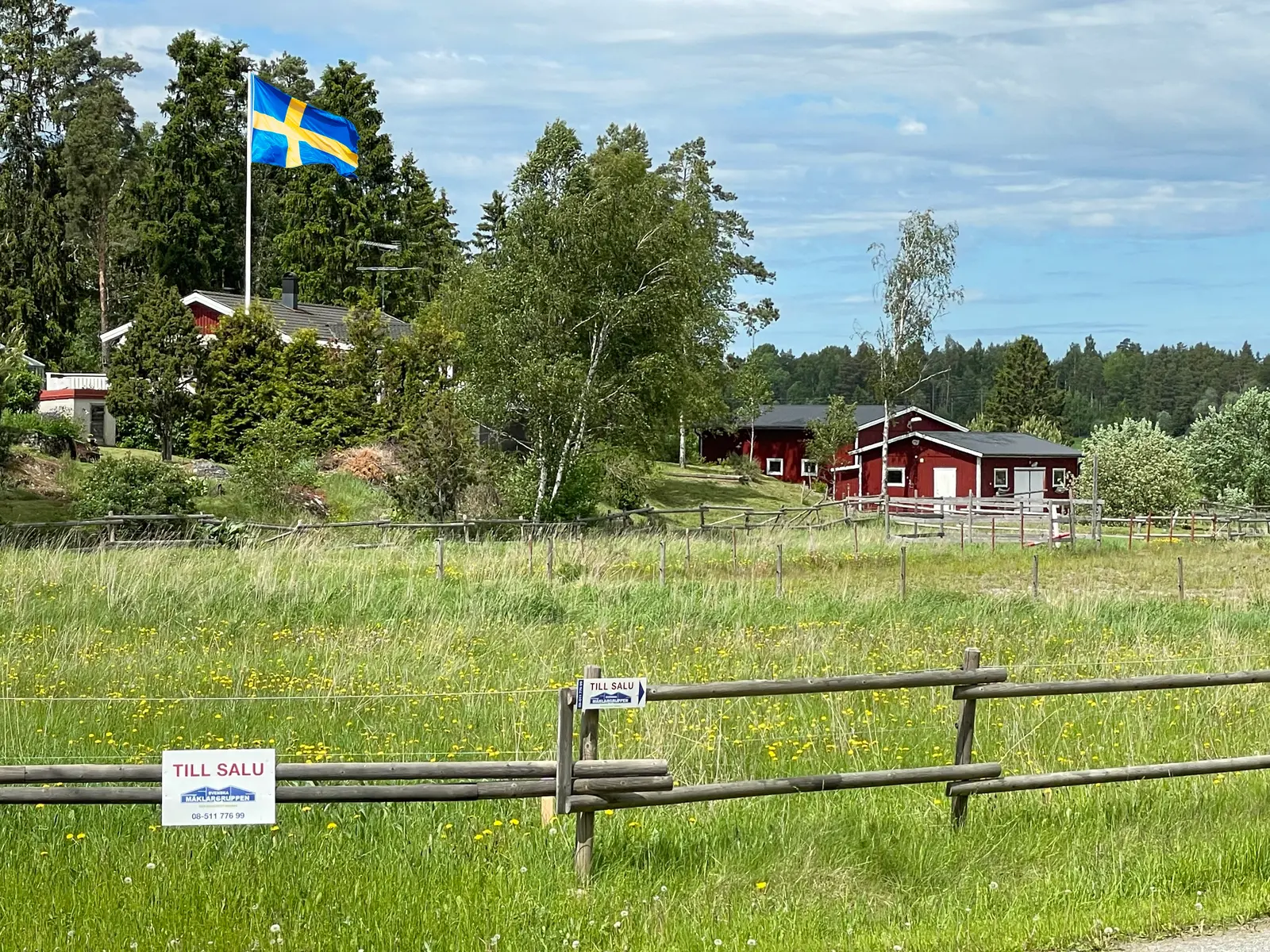 Image 1 of 19 of Nivsta byväg 8A