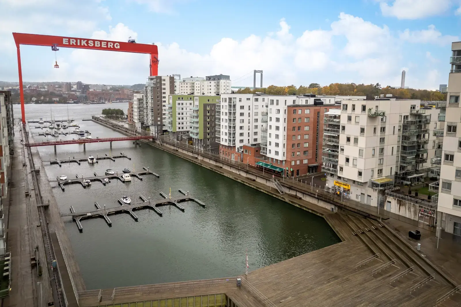 Image 1 of 20 of Monsungatan 32